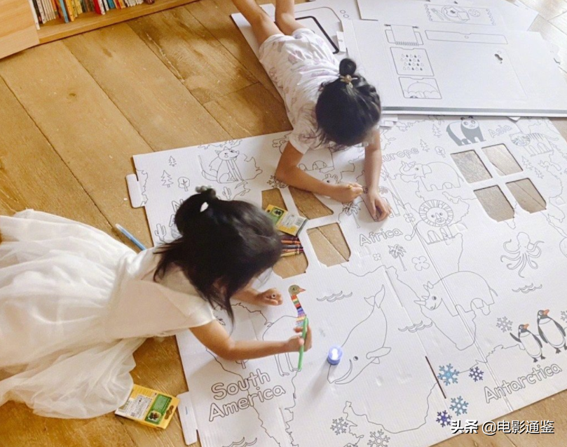 修傑楷女兒在家上課，5歲咘咘成亮點，拿掉眼鏡後的模樣絕絕子