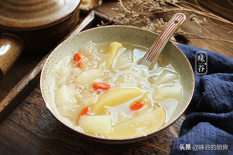 秋天吃银耳，银耳买黄的还是白的好？教你正确方法，简单实用