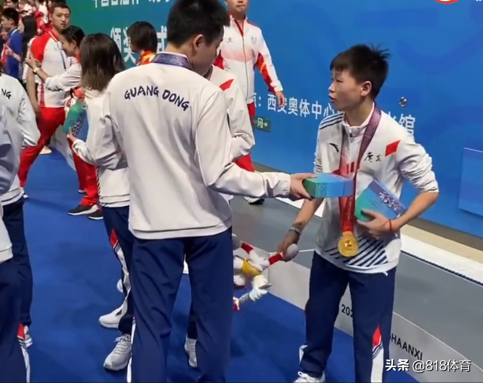 姐妹情深!全红婵闹脾气拿吉祥物抽陈艺文,师姐上演摸头杀一脸宠溺