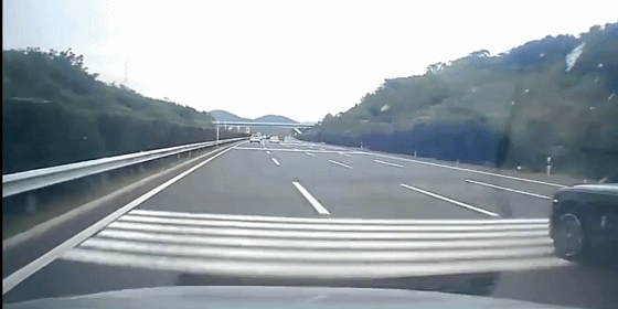 “他赔不起，应该让我！”劳斯莱斯恶意别车6次，占应急车道结果