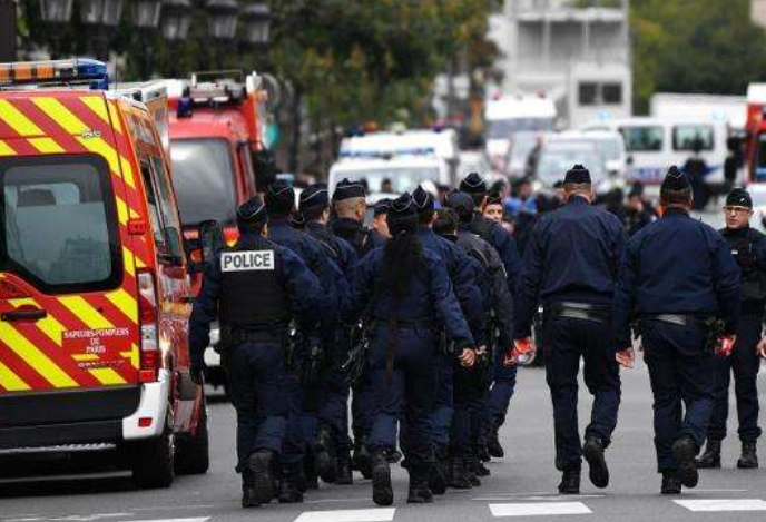 法国进入紧急状态，大批示威者走上街头，民众：好像在阿富汗