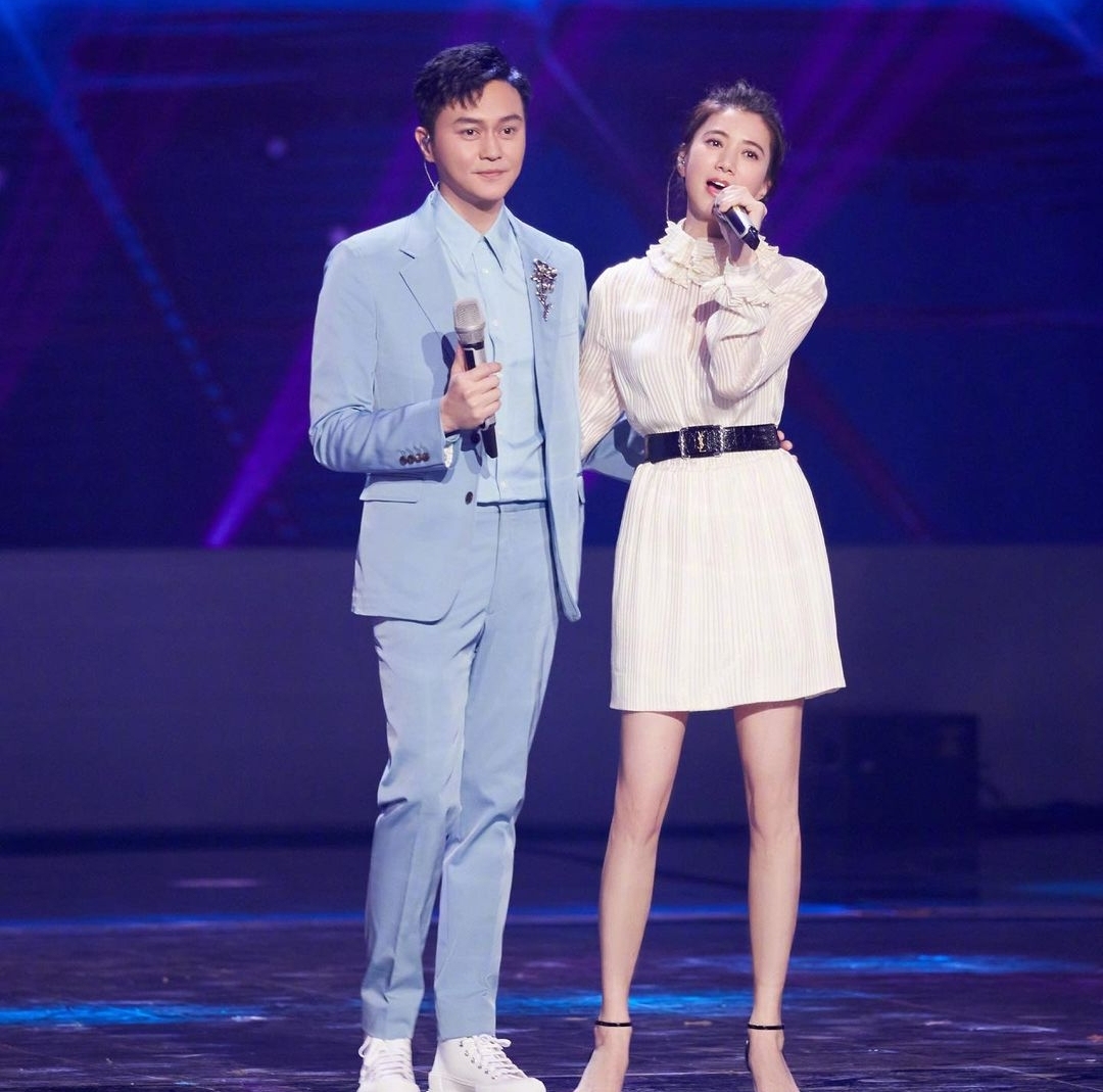 张智霖被獒犬送袁咏仪人偶，调侃很恐怖，靓靓追老公综艺犯花痴