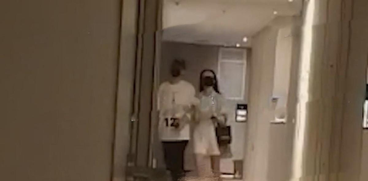 王鸥恋上德云社的何九华？相差四岁姐弟恋，男方女友名字当手机壳