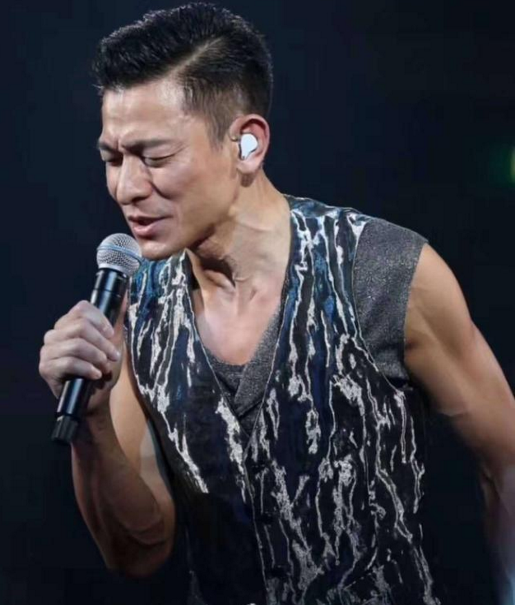 59岁刘德华现身容貌大变，脸塌成国字脸，网友：天王也到花甲之年