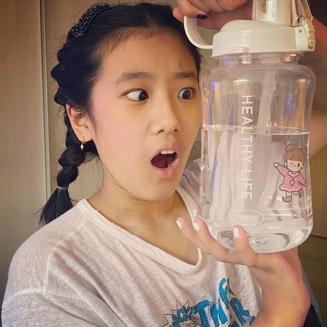 賈靜雯全家統一換髮型，修傑楷被剃成陰陽頭，梧桐妹露額頭超像媽