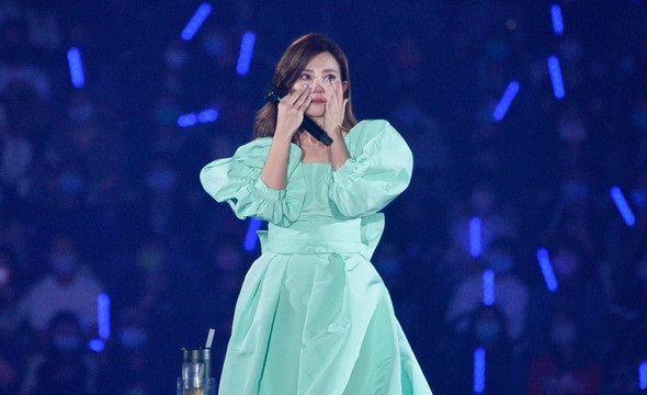 离婚10个月，梁静茹在舞台上瘫坐痛哭，感谢新男