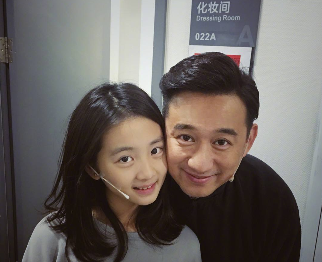 黄磊儿子罕露侧脸，颜值引发争议，“完美避开