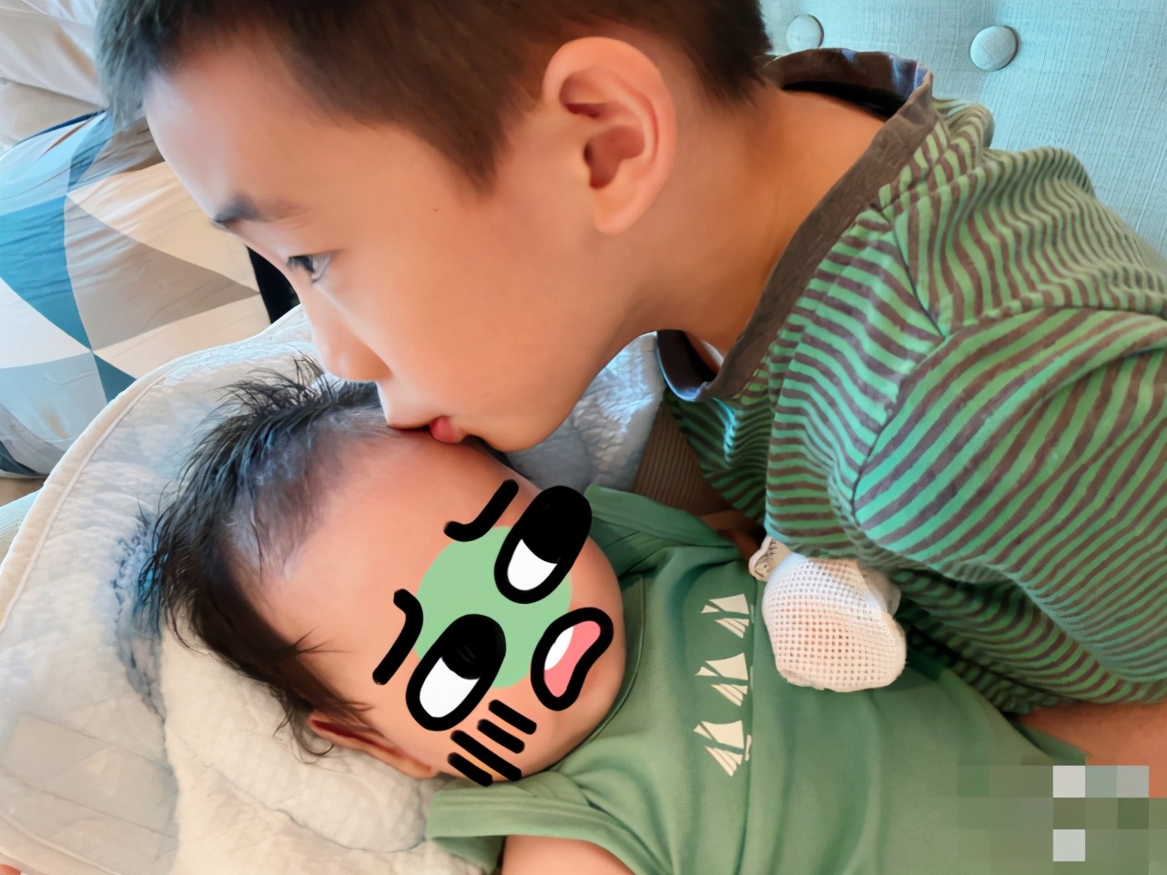 應采兒曬兩兒子，Jasper唱歌取悅弟弟，小ho奶音回應萌翻