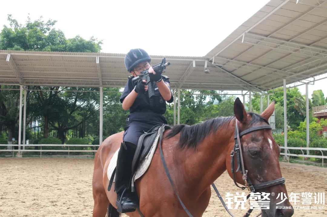 锐警少年警训夏令营：雏鹰新飞，温室小花蜕变之旅，成长的力量