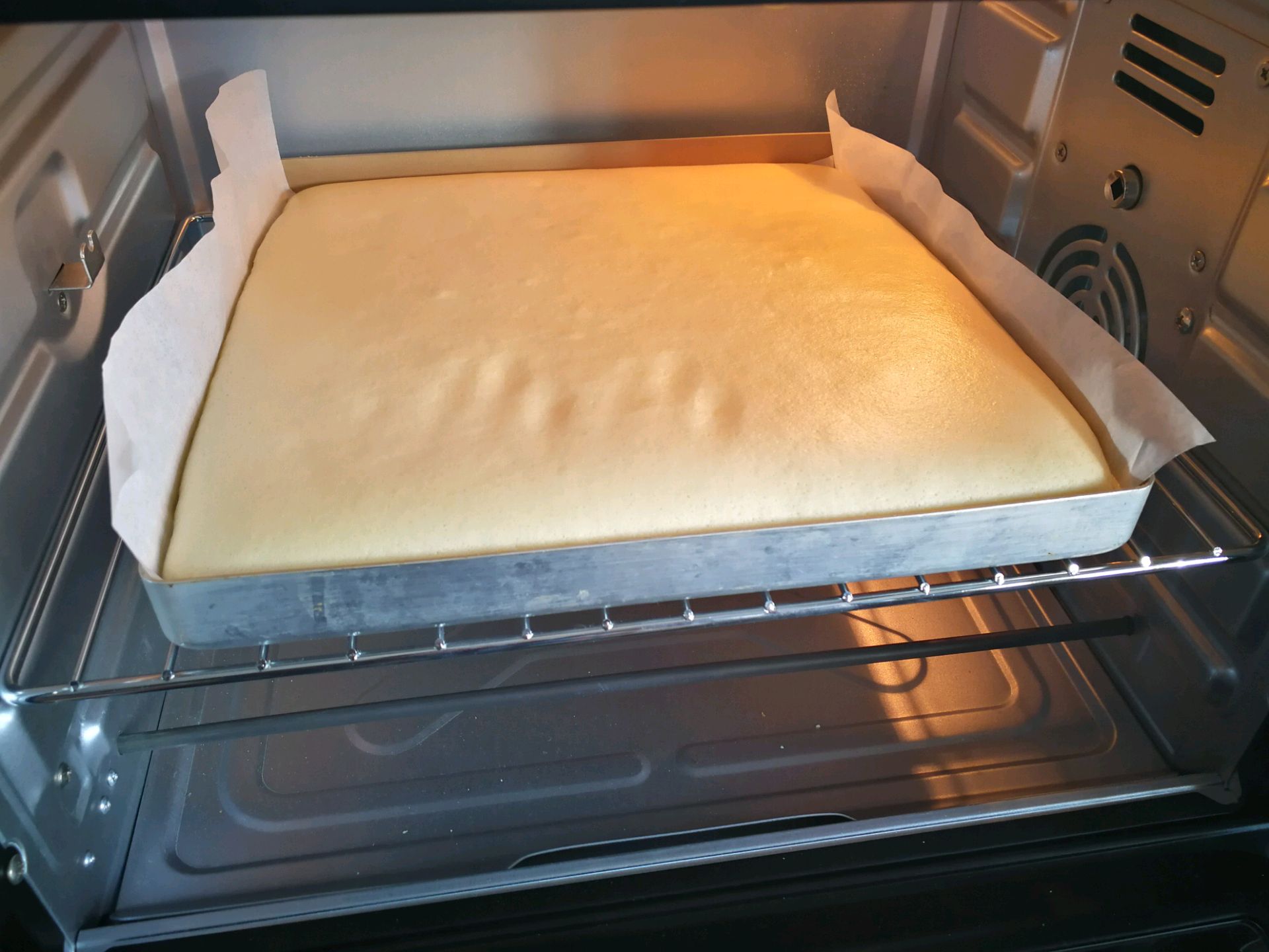 蛋糕卷不用出去买着吃了，在家就能做，口感绵密做法简单