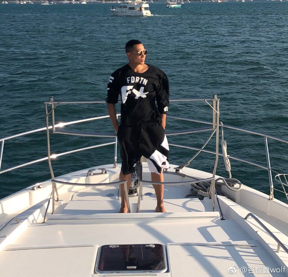 他曾是最红男主角，因不用马替而从马上摔下来