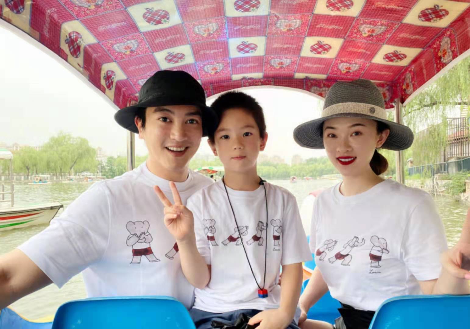 霍思燕生二胎，嗯哼和一个小女孩同框，有没有可能是他的妹妹？