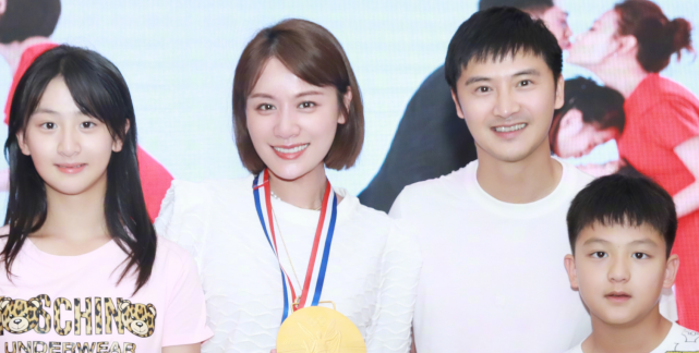 叶一茜晒全家福庆37岁生日，与田亮甜蜜亲吻，森碟身高快超过妈妈