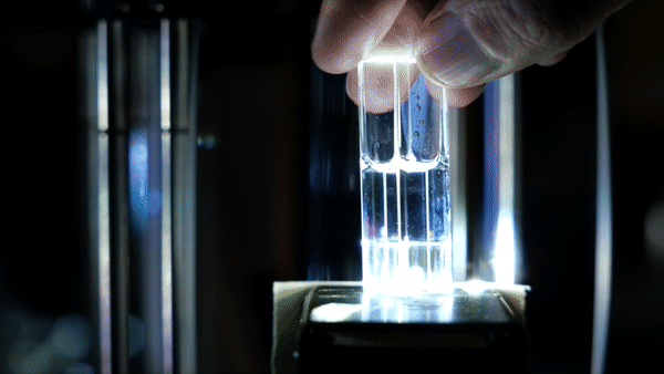 科学家在液体中“拍摄”出固体！1分钟2束光即可复刻勃兰登堡门