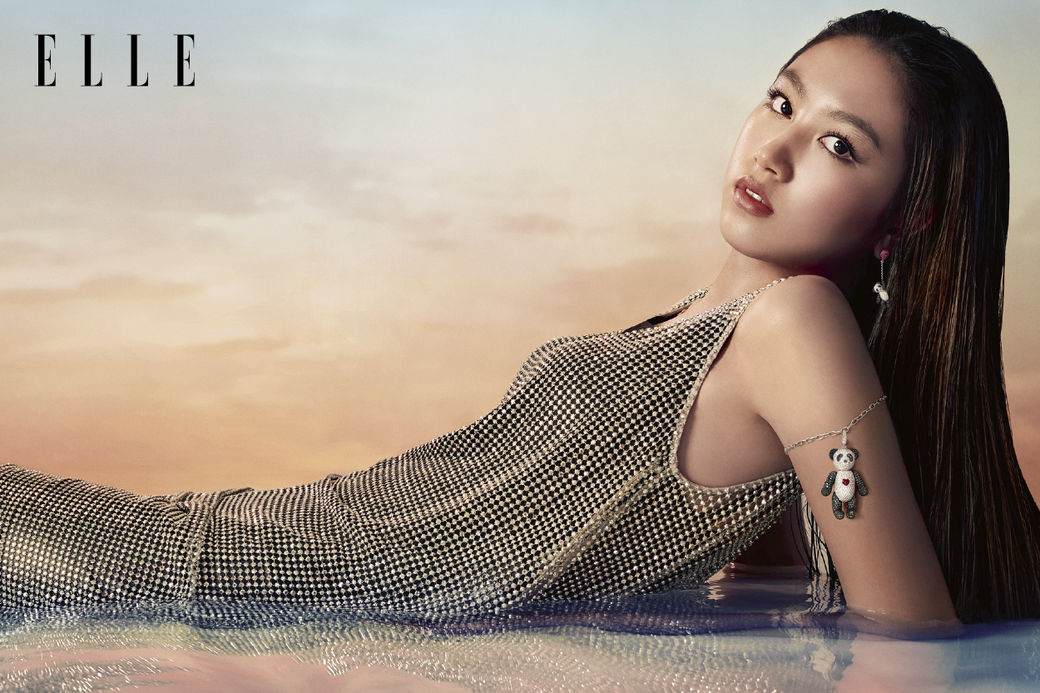 任达华16岁女儿褪去稚气，画大红唇晒女人味，慢慢从清纯变美艳