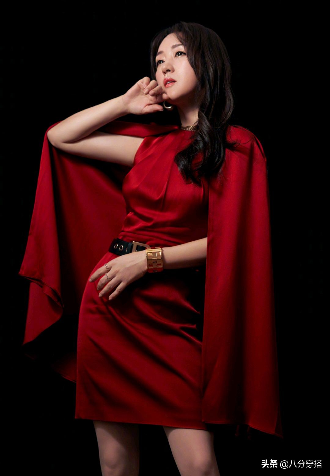 杨钰莹年近半百依旧满脸胶原蛋白，一袭红色斗篷裙张扬大气，真美