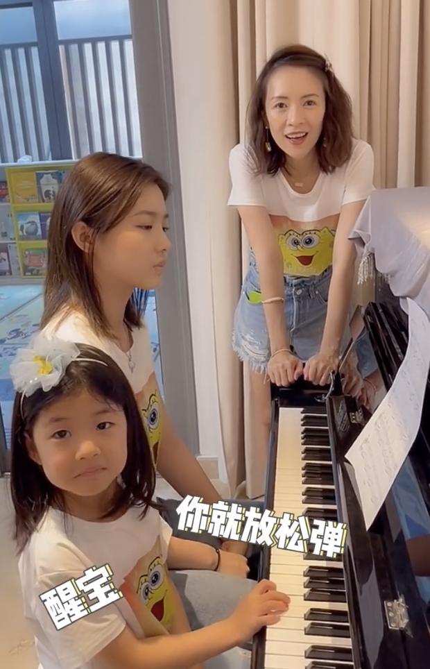 偶遇汪峰夫婦帶孩子用餐，章子怡跟小蘋果形影不離，母女關係親密