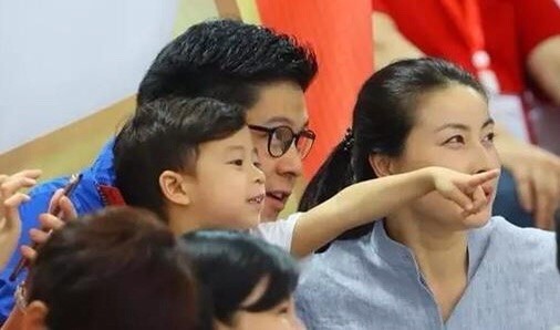 郭晶晶霍啟剛帶兒子聽音樂會，夫妻相搶鏡，豪門教育兒子也富養