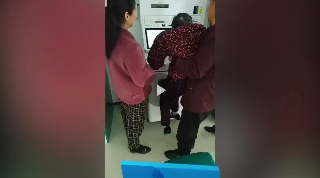 「激活」老人被抱起激活社保卡银行致歉 在冰冷的程序面前该有温度的服务