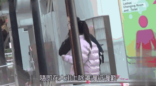 郭富城一家四口罕見同框，夫妻挽手很甜蜜，倆女兒正面超可愛