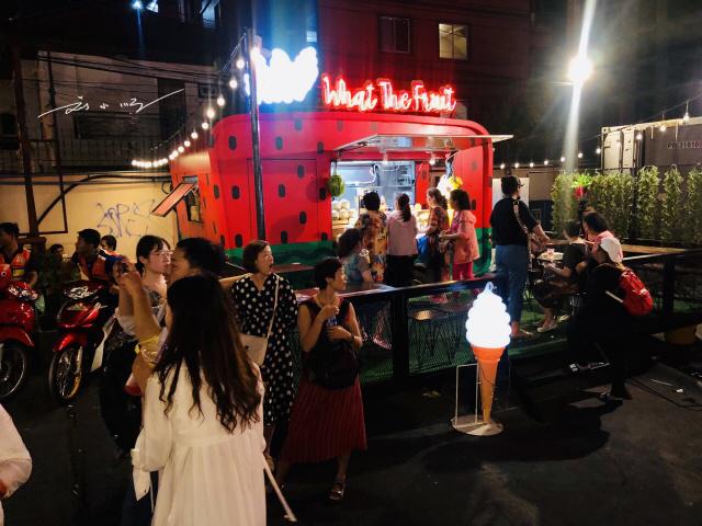 Thailand’s most lively "net celebrity" night market, crowded with people every day, many Chinese tourists go to check in
