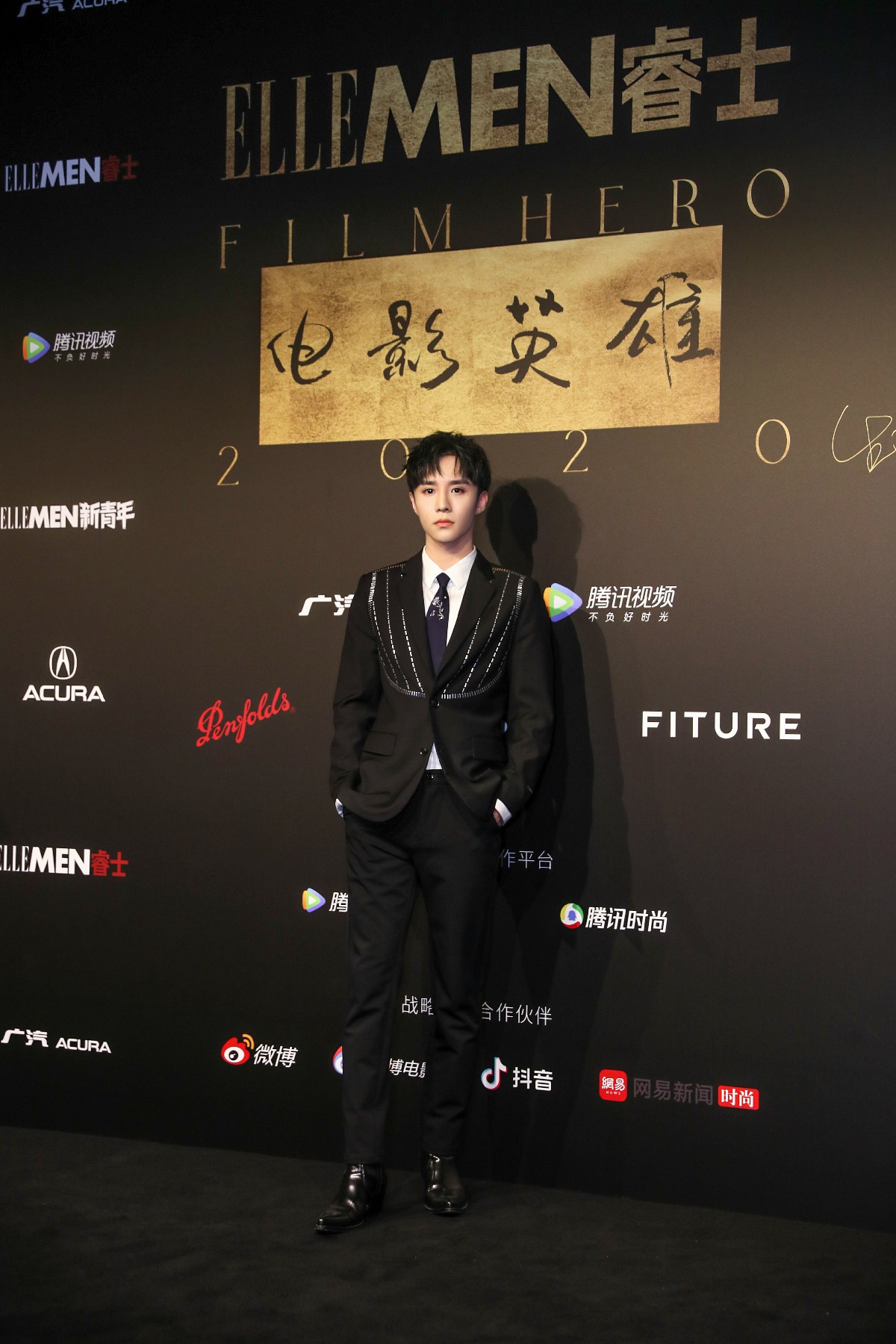 權沛倫亮相ELLEMEN電影英雄盛典 黑色西裝穿出簡約時尚范