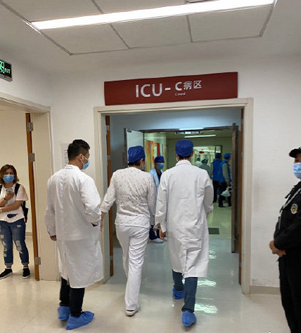 杨洋出演抗疫剧路透，穿白大褂体验医生生活，