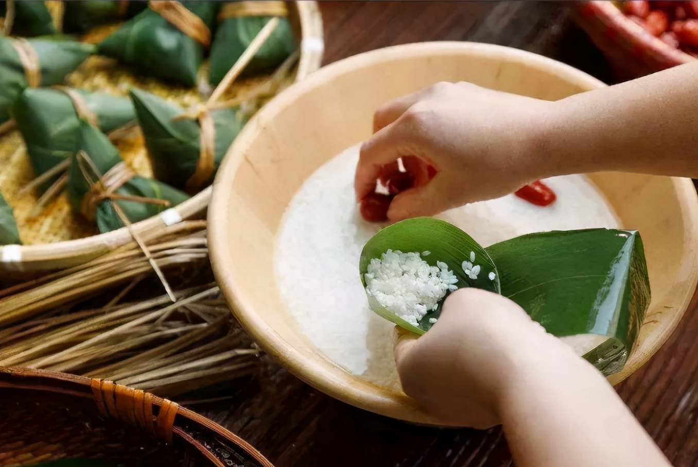 There is a knack for cooking rice dumplings. Add 