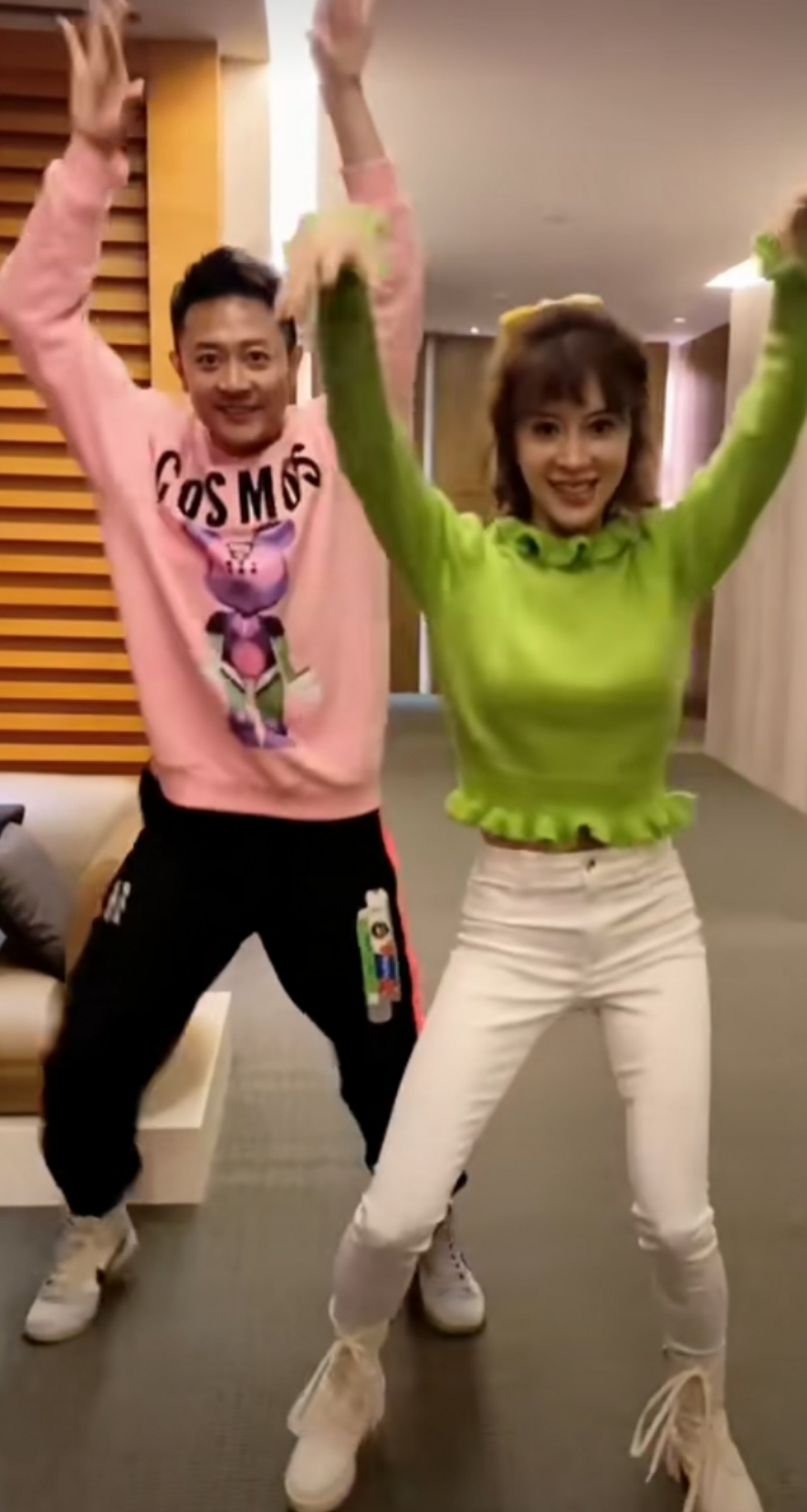 金巧巧与印小天贴身热舞，女方腿与胳膊一样细，却被质疑脸变样？