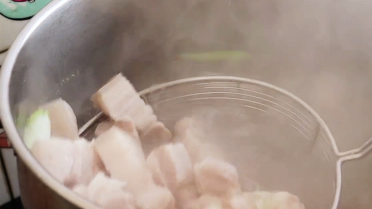 廚師教你紅燒肉的做法，軟糯香甜，肥而不膩，過年吃著真香