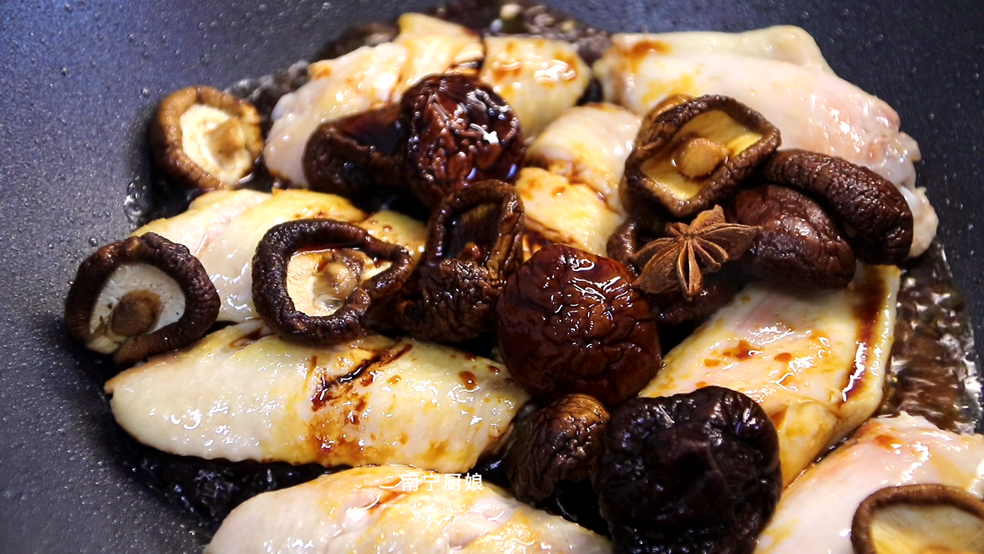 做红烧鸡翅，很多人下锅前就做错了，难怪做出来肉质发柴、腥味重