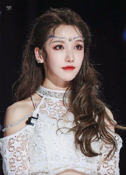 小号|姜贞羽太敢了！小号道歉间接坐实恋情 绯闻对象被曝为王嘉尔经纪人是女生