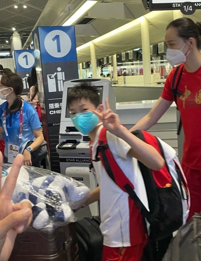 14岁全红婵当冠军仍不忘初心！穿白T住上下床，坚持训练长腿抢眼