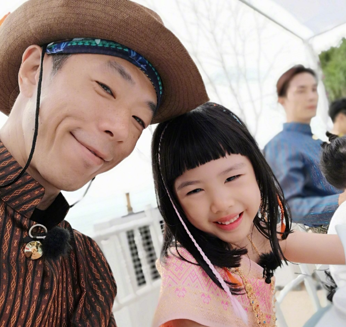 朱茵曬女兒近照，和爸爸宛如“複製粘貼”，只可惜了女神的好基因