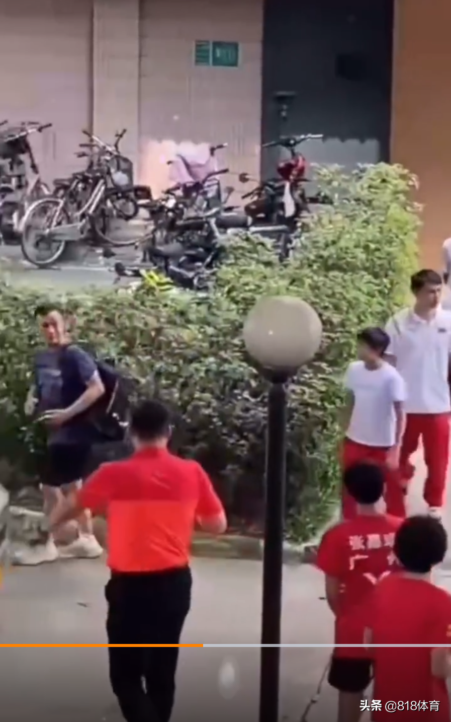 转角遇见偶像!全红婵回母校探亲,小迷妹突然看到红姐尖叫捂脸:哇!