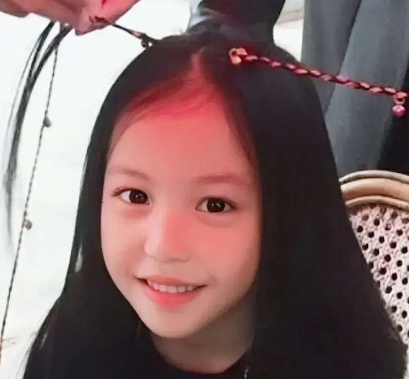 小四月是黄有龙亲生的吗?看完你就知道小四月是跟谁生的了