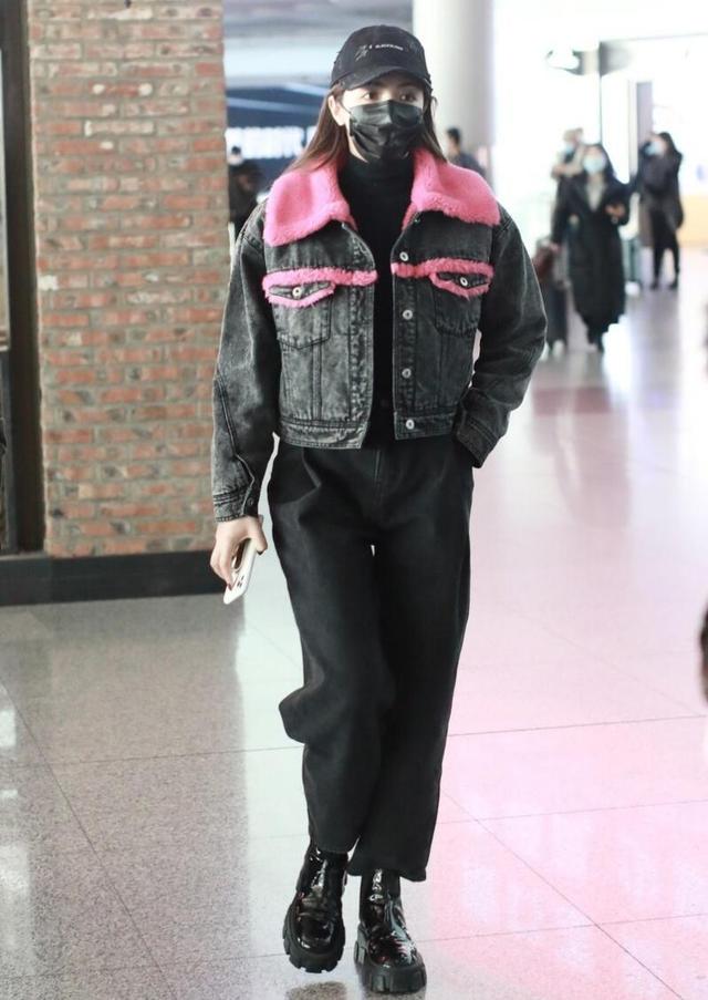 李小璐真潮！穿粉色羊羔毛外套配包臀裙，“外