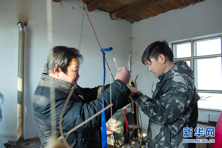 新疆是个好地方｜“90后”锡伯族青年为古老制弓技艺传薪续火