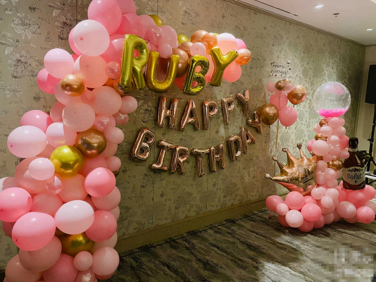 林心如生日宴現場曝光，霍建華秀恩愛，鎖喉式擁抱老婆盡顯佔有欲