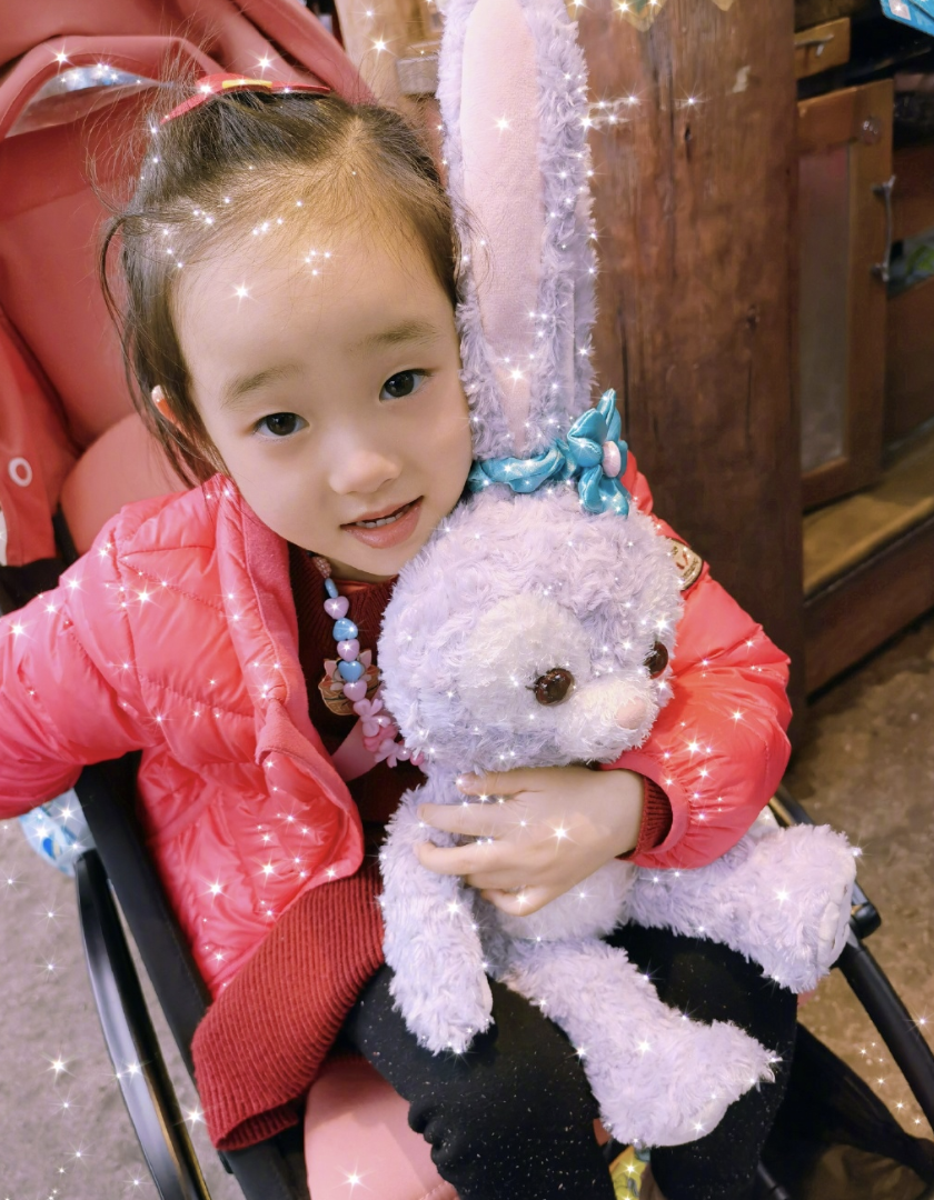 楊威一家遊迪士尼，十歲楊陽洋長成帥氣少年，雙胞胎妹妹軟糯可愛