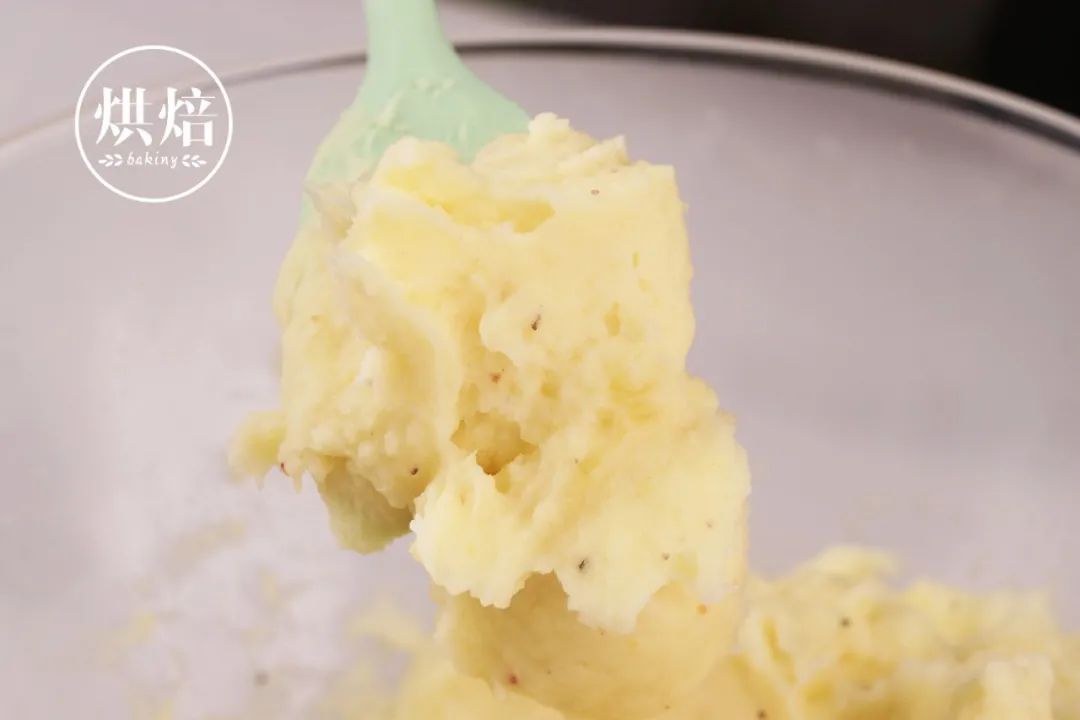 消耗土豆的好办法 拉丝很长的乳酪土豆面包 蓬松柔软 无人不爱