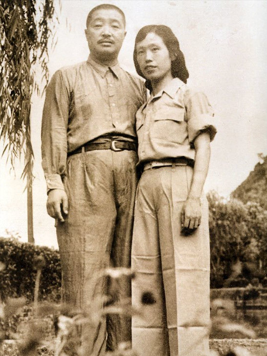 薛明：贺龙第五任妻子，26岁结婚陪贺帅走过人生