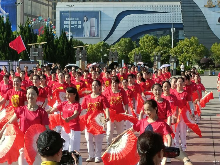 舞动湘潭”万人同跳大型排舞展演湘潭主会场启动活动圆满成功