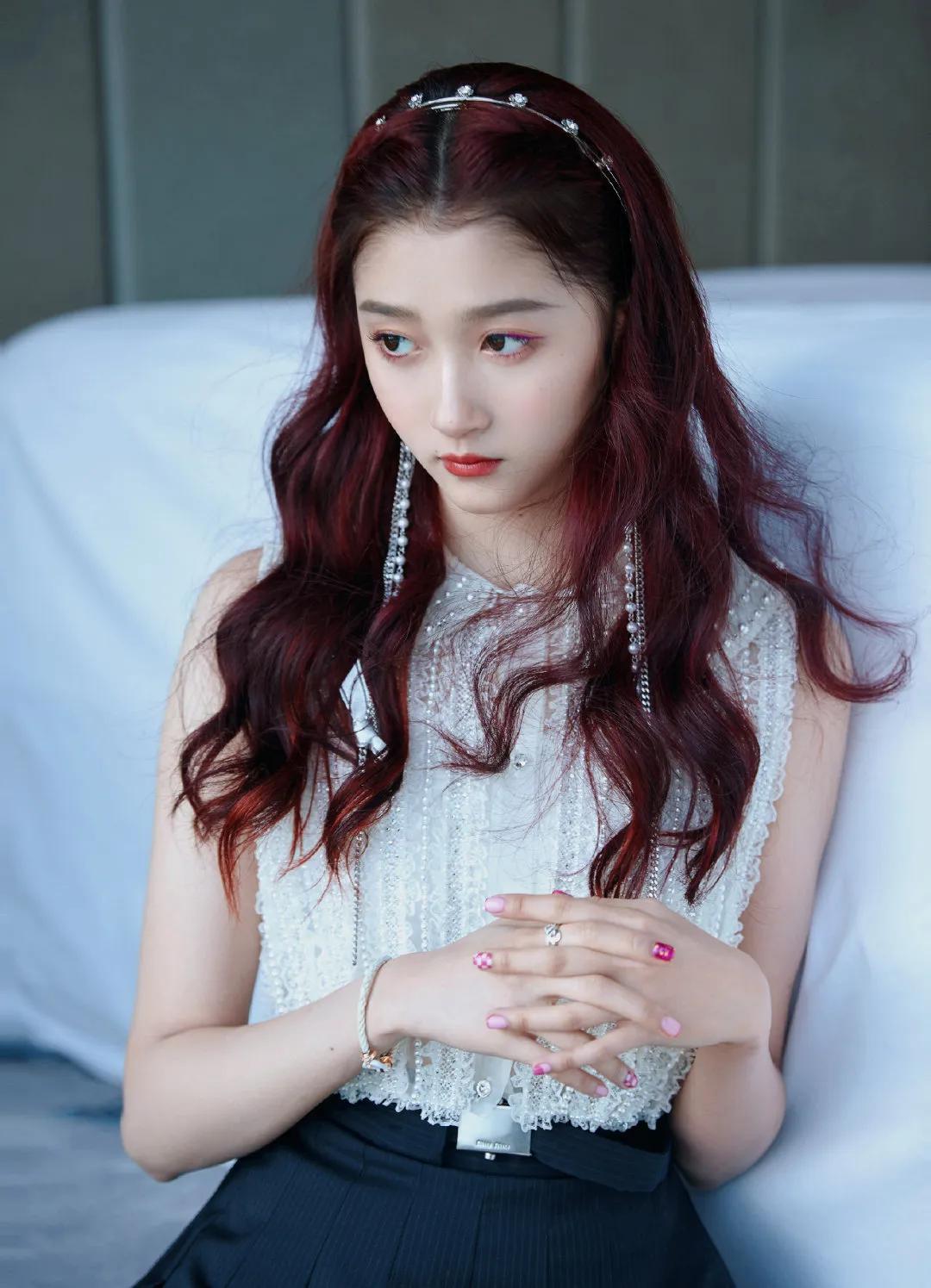 Guan Xiaotong's braided hair with burgundy pearls turns into a mermaid ...