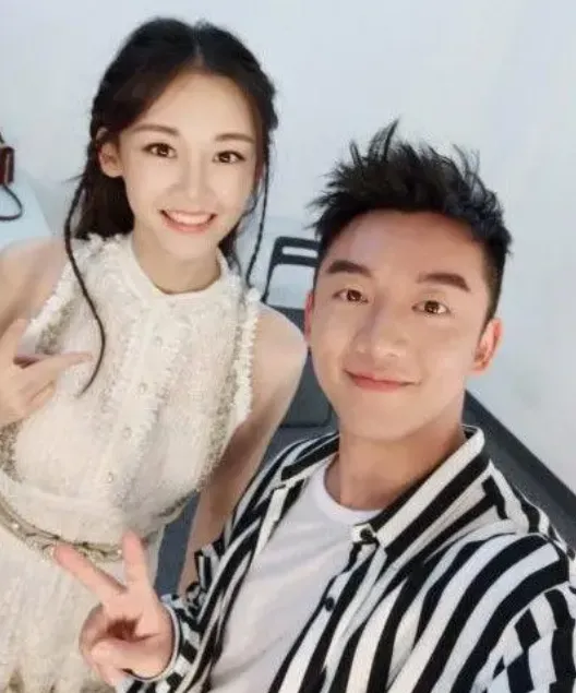 苗苗辟谣怀孕传闻后，全身出镜跑步身材纤瘦，被粉丝喊话带上郑恺