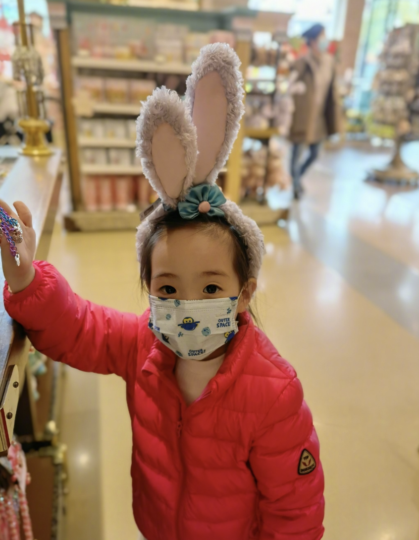 楊威一家遊迪士尼，十歲楊陽洋長成帥氣少年，雙胞胎妹妹軟糯可愛