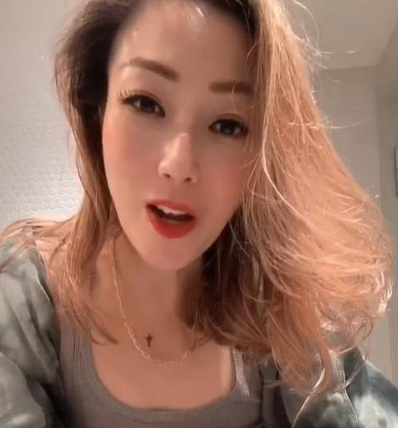 郑秀文深夜化浓妆吃夜宵，被指减肥瘦脱相，网