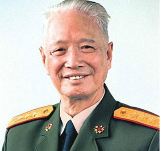 上将张震：子弹藏身10年，三次退休计划落空，邓小平：再干一届