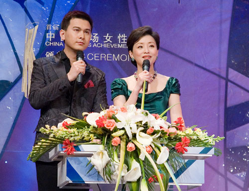 他被称为“湖南广电最帅”的新闻主播，和妻子的爱情甜到你发酸