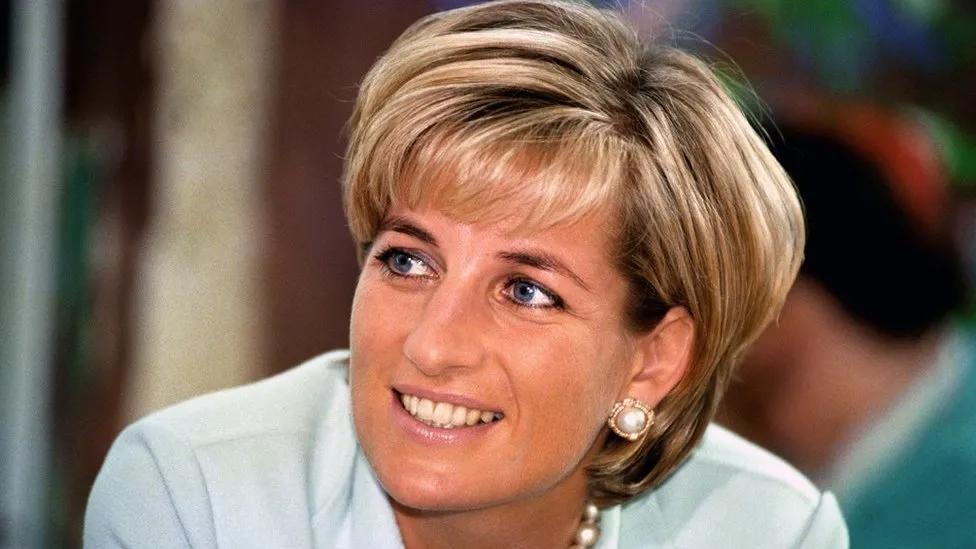英国女王带货69镑一双袜,疫情致王室基金损失6400万英镑